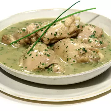 Frango com leite de coco, limão, gengibre e capim-santo