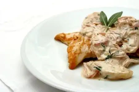 Frango com maçã e sálvia