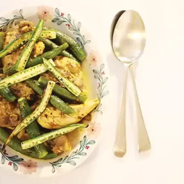 Frango inteiro com quiabo