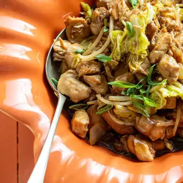 Frango oriental com acelga e broto de feijão