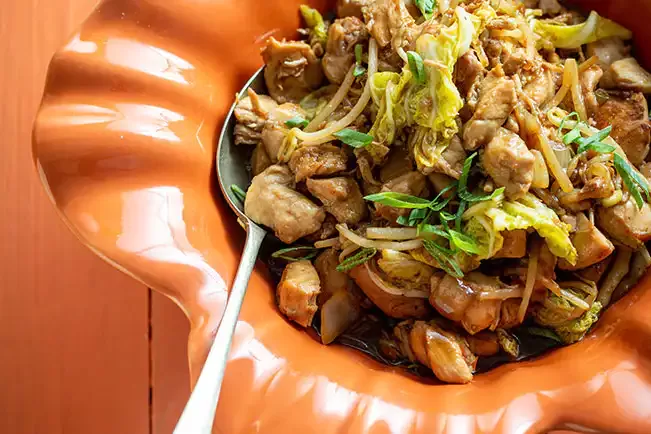 Receita de Frango oriental com acelga e broto de feijão