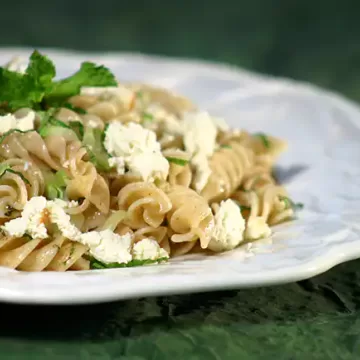 Fusili integral com abobrinha, ricota e hortelã