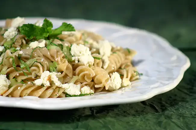 Receita de Fusili integral com abobrinha, ricota e hortelã