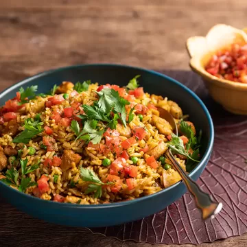 Galinhada a jato com saladinha de tomate