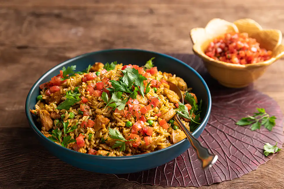 Galinhada a jato com saladinha de tomate
