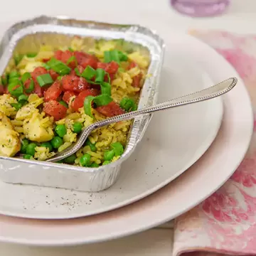 Galinhada com ervilha e saladinha de tomate