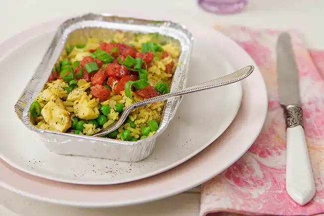 Galinhada com ervilha e saladinha de tomate