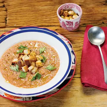 Gazpacho com croûtons (sopa fria de tomate)