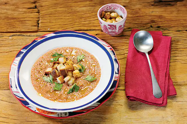 Gazpacho com croûtons (sopa fria de tomate)