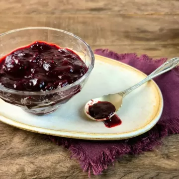 Geleia morna de frutas vermelhas com cardamomo