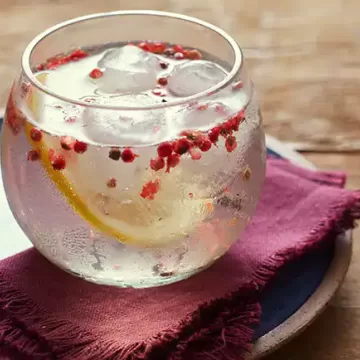 Gim tônica com limão-siciliano e pimenta-rosa