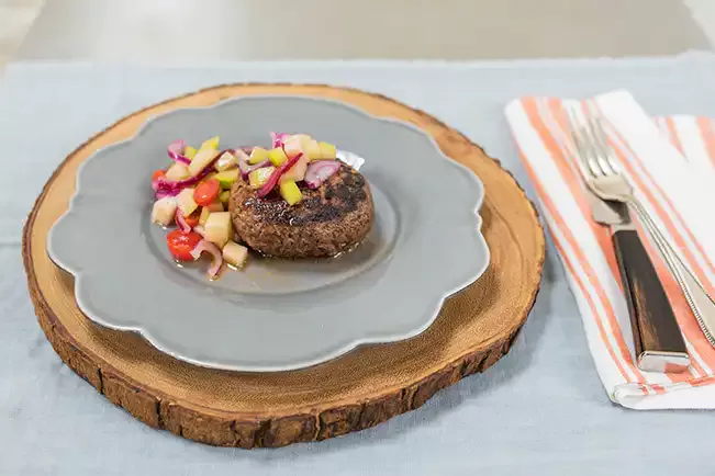 Receita de Hambúrguer (com linguiça) e vinagrete de chuchu