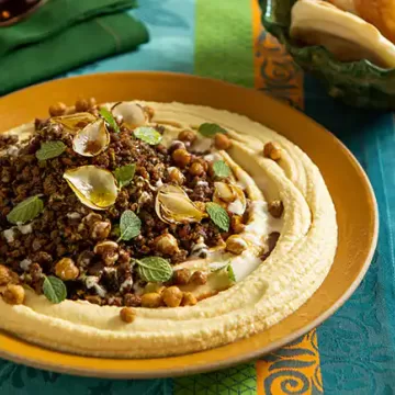 Homus com cordeiro (Hummus ma lahma)