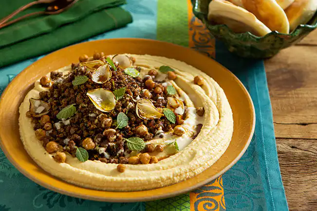 Homus com cordeiro (Hummus ma lahma)