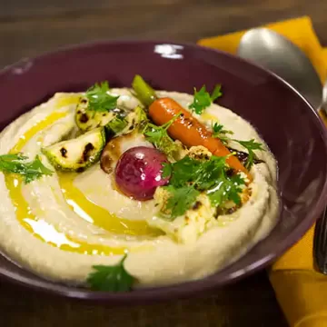 Homus com legumes grelhados