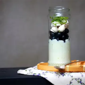 Iogurte com berries e suspiros no pote