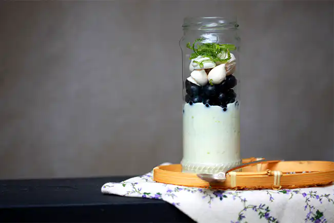 Iogurte com berries e suspiros no pote