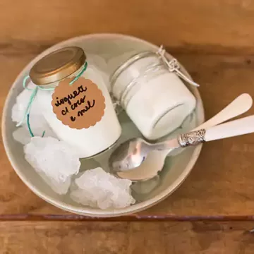 Iogurte com coco fresco e mel