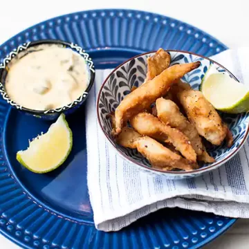 Iscas de pescada com molho tártaro