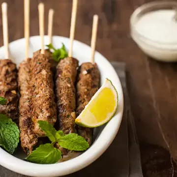 Kafta no espeto com molho de hortelã