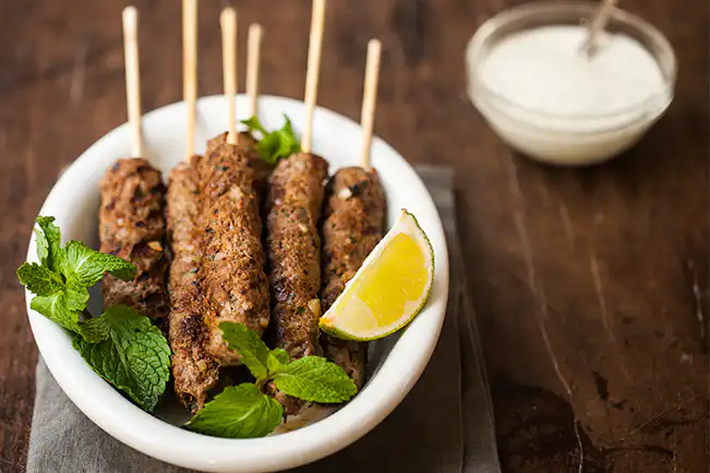 Kafta no espeto com molho de hortelã
