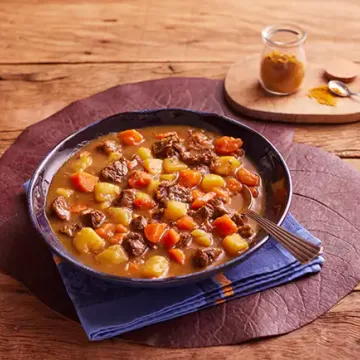 Karê (ensopado japonês de carne com batata, cenoura e curry)