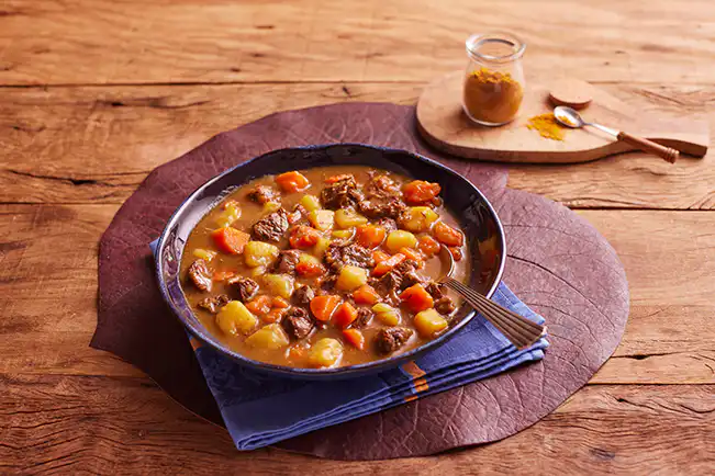 Karê (ensopado japonês de carne com batata, cenoura e curry)