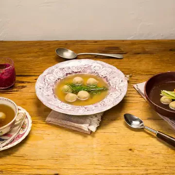 Knaidlach com caldo de frango