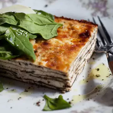 Lasanha de berinjela e ricota com salada de espinafre