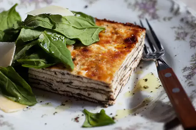Receita de Lasanha de berinjela e ricota com salada de espinafre