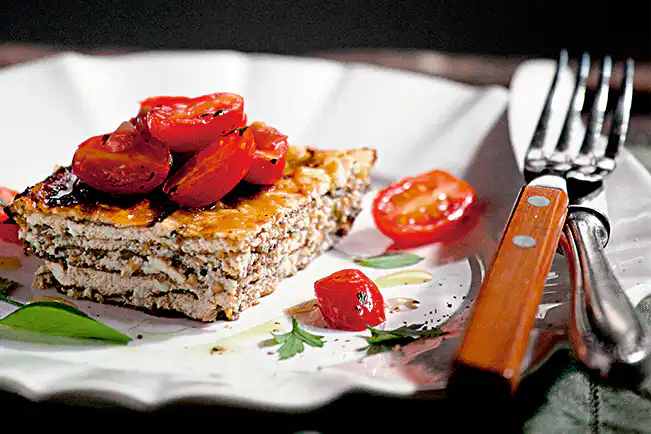 Lasanha de berinjela e ricota com salada de tomatinho