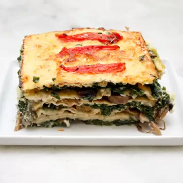 Lasanha de matzá, espinafre, cogumelos e queijo feta