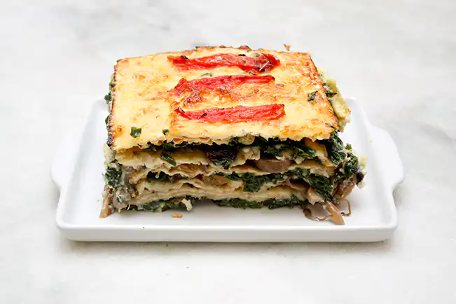 Lasanha de matzá, espinafre, cogumelos e queijo feta