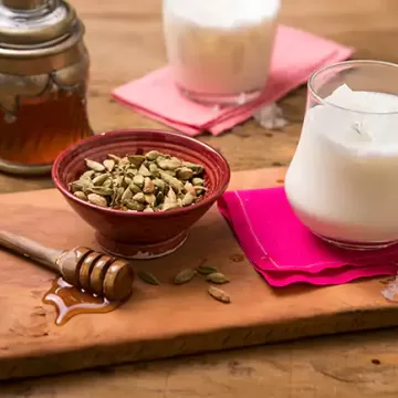 Lassi de iogurte com cardamomo