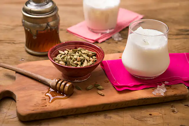 Lassi de iogurte com cardamomo