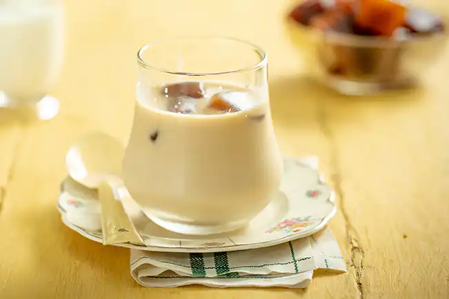 Leite com gelo de café