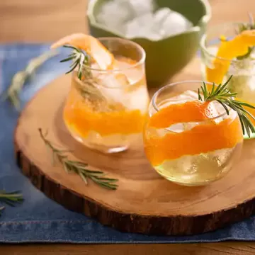 Lillet com laranja e alecrim