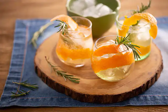 Lillet com laranja e alecrim