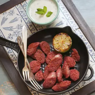 Linguiça de cordeiro com molho de iogurte e hortelã