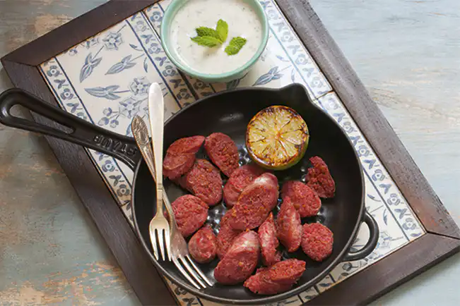 Linguiça de cordeiro com molho de iogurte e hortelã