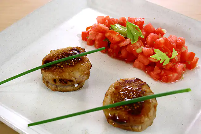 Lombo de porco com salsa de tomate e melancia