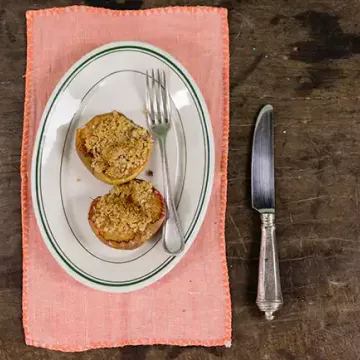 Maçã assada com crocante de aveia