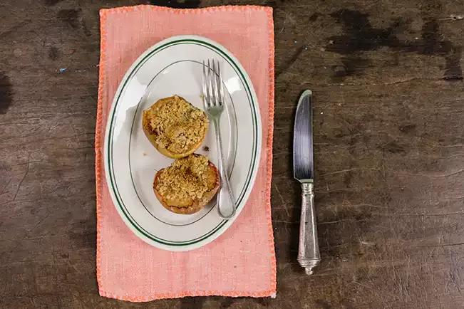 Receita de Maçã assada com crocante de aveia