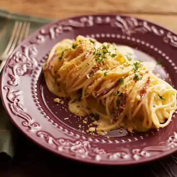 Macarrão à carbonara com carne-seca