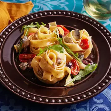 Macarrão à putanesca de sardinha assada (reaproveitamento)