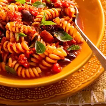 Macarrão à putanesca em uma panela só para dois