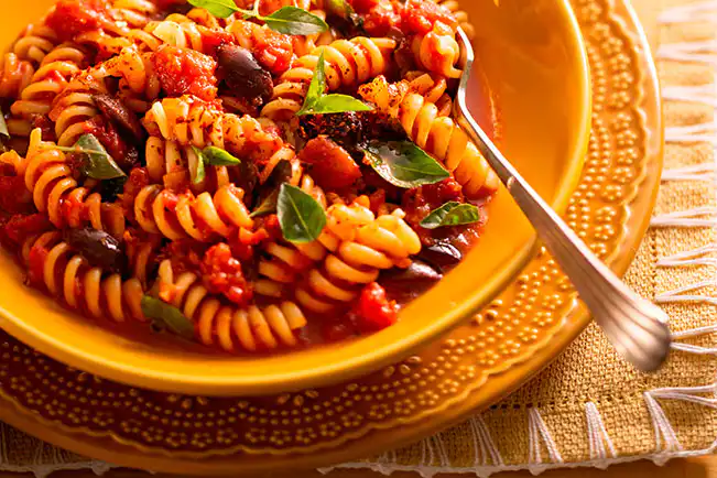 Macarrão à putanesca em uma panela só para dois