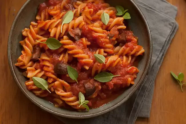 Receita de Macarrão à putanesca em uma panela só para um