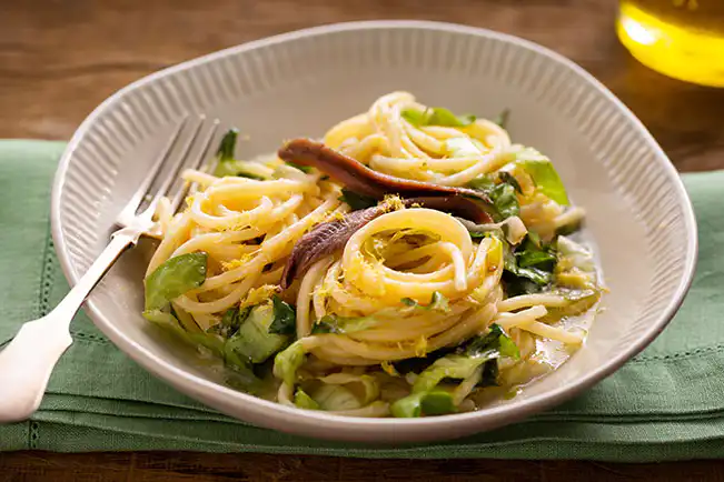 Macarrão ao limão com escarola e aliche