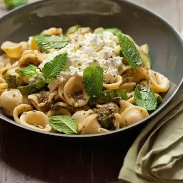 Macarrão com abobrinha, ricota e pesto de hortelã